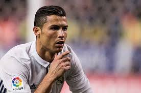 林丹现身西安为羽毛球员颁奖，被大批小球迷围住签名摇头苦笑，点赞现在选手水平比他所在的年代高